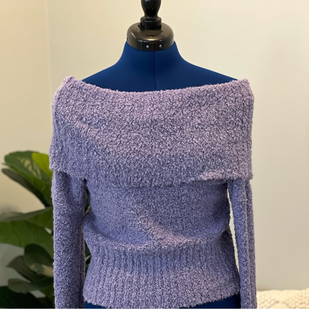 Cute off shoulder top, very comfy and warm. Pre-loved but still looks like new.